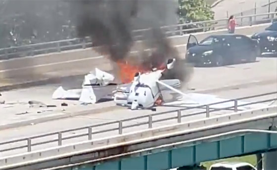  صورة رقم 9 - فيديو صادم: طائرة تسقط فوق جسر وتصطدم بسيارة بداخلها امرأة وطفلان!