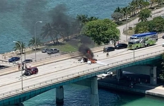  صورة رقم 11 - فيديو صادم: طائرة تسقط فوق جسر وتصطدم بسيارة بداخلها امرأة وطفلان!
