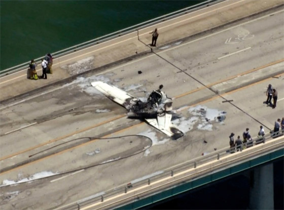  صورة رقم 12 - فيديو صادم: طائرة تسقط فوق جسر وتصطدم بسيارة بداخلها امرأة وطفلان!