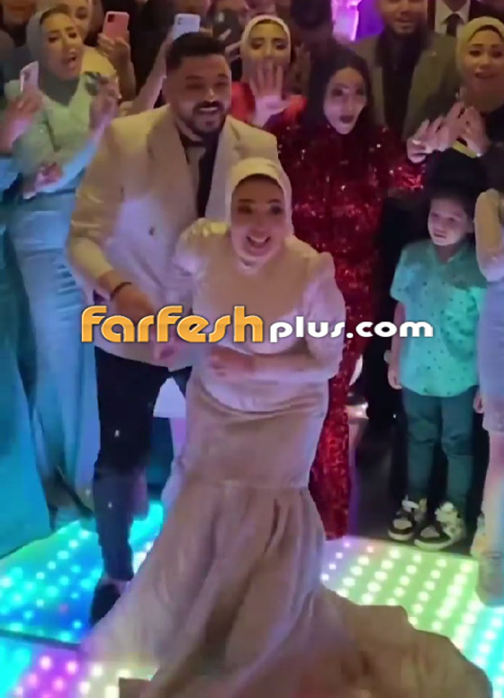  صورة رقم 2 - فيديو: مصطفى حجاج يفاجئ أحد متابعيه وعروسه بحضور حفل خطبتهما والغناء لهما