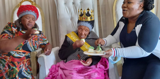 سر صحتها بالسبانخ.. سيدة تحتفل بعيد ميلادها الـ128 كأكبر امرأة بالعالم صورة رقم 6