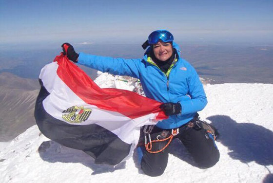  صورة رقم 3 - فيديو: منال رستم أول مصرية تسلقت جبل إفرست وعثرت فيه على قتيلين