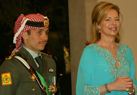  صورة رقم 6 - ملك الأردن يعزل أخيه الأمير حمزة مقيدا إقامته واتصالاته! ما رد الملكة نور؟