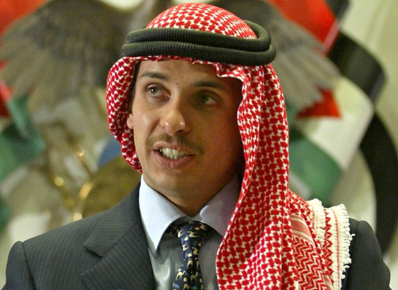  صورة رقم 10 - ملك الأردن يعزل أخيه الأمير حمزة مقيدا إقامته واتصالاته! ما رد الملكة نور؟