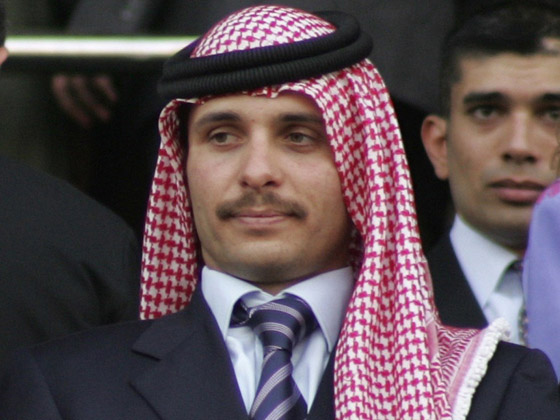  صورة رقم 11 - ملك الأردن يعزل أخيه الأمير حمزة مقيدا إقامته واتصالاته! ما رد الملكة نور؟