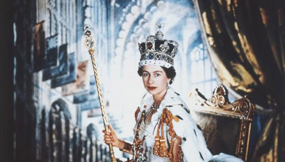  صورة رقم 1 - 4 حقائق مذهلة عن فستان الملكة إليزابيث في 