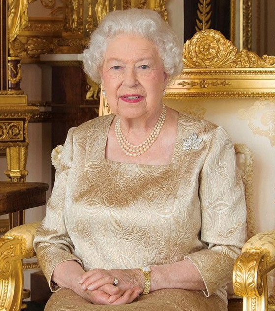 صورة رقم 5 - بالصور: جولة على مجوهرات الملكة إليزابيث المرصعة باللؤلؤ الخلاب