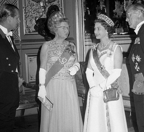  صورة رقم 9 - بالصور: جولة على مجوهرات الملكة إليزابيث المرصعة باللؤلؤ الخلاب