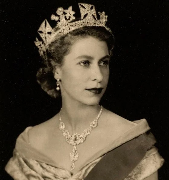  صورة رقم 15 - بالصور: جولة على مجوهرات الملكة إليزابيث المرصعة باللؤلؤ الخلاب