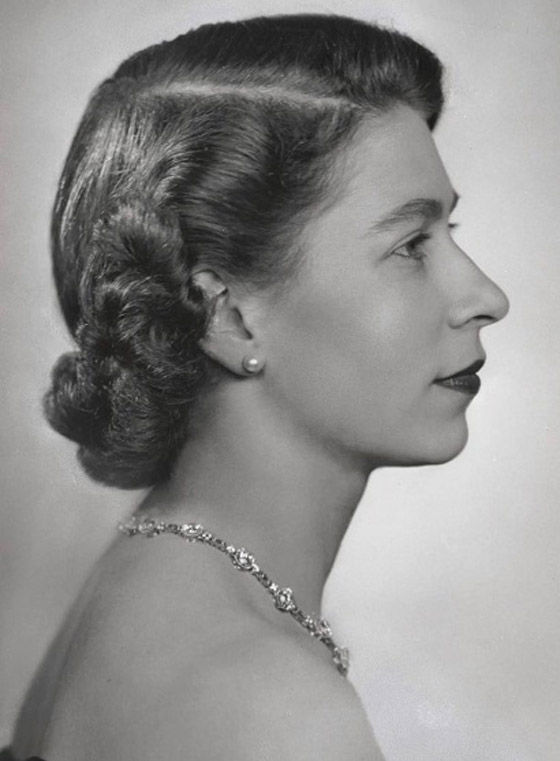  صورة رقم 21 - بالصور: جولة على مجوهرات الملكة إليزابيث المرصعة باللؤلؤ الخلاب