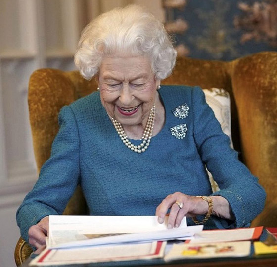  صورة رقم 25 - بالصور: جولة على مجوهرات الملكة إليزابيث المرصعة باللؤلؤ الخلاب