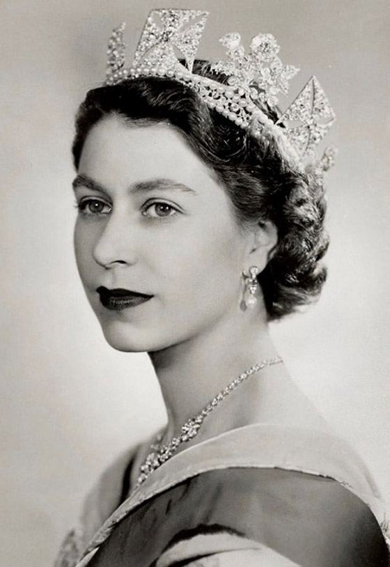 صورة رقم 26 - بالصور: جولة على مجوهرات الملكة إليزابيث المرصعة باللؤلؤ الخلاب