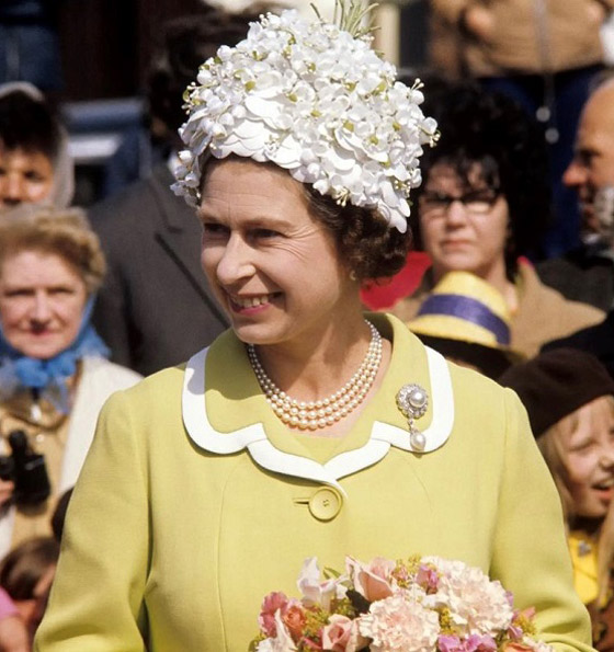  صورة رقم 27 - بالصور: جولة على مجوهرات الملكة إليزابيث المرصعة باللؤلؤ الخلاب