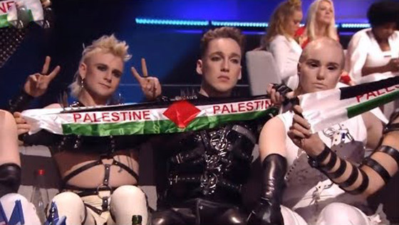  صورة رقم 4 - فيديو وصور: نجوم عرب وعالميين رفعوا علم فلسطين في حفلاتهم الغنائية