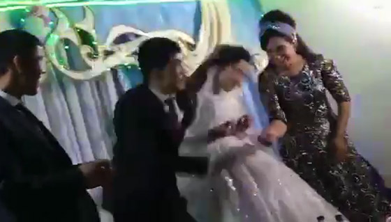  صورة رقم 1 - فيديو صادم: الشرطة تتدخل ضد العريس الذي ضرب عروسه ليلة الزفاف