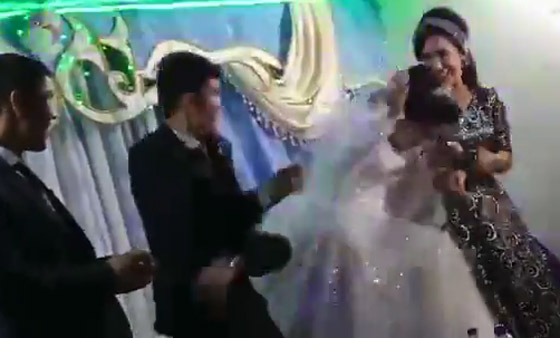  صورة رقم 2 - فيديو صادم: الشرطة تتدخل ضد العريس الذي ضرب عروسه ليلة الزفاف