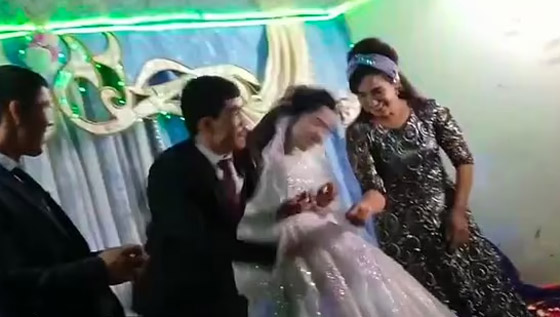  صورة رقم 4 - فيديو صادم: الشرطة تتدخل ضد العريس الذي ضرب عروسه ليلة الزفاف