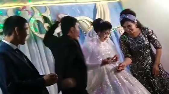  صورة رقم 5 - فيديو صادم: الشرطة تتدخل ضد العريس الذي ضرب عروسه ليلة الزفاف