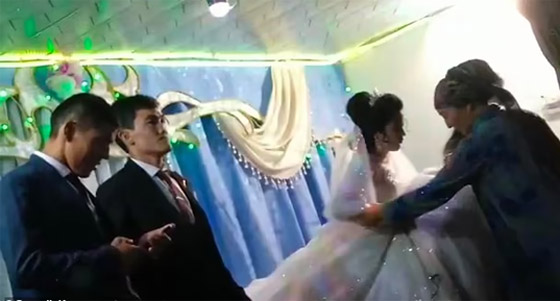  صورة رقم 6 - فيديو صادم: الشرطة تتدخل ضد العريس الذي ضرب عروسه ليلة الزفاف