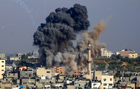 طائرات إسرائيلية تقصف غزة.. فيديو يظهر عدة انفجارات في موقع استهدفته الصواريخ (فيديو)