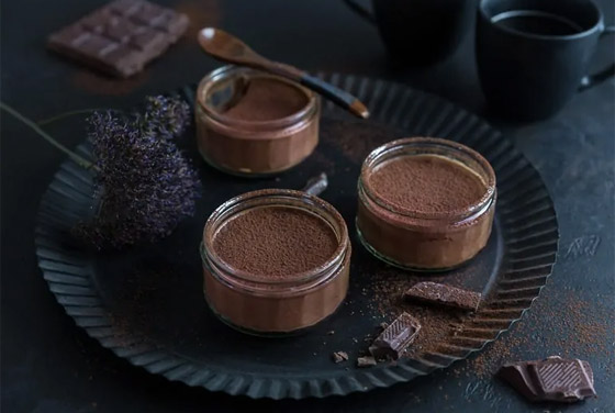  صورة رقم 2 - إليكم طريقة تحضير حلى الشوكولاتة الداكنة الباردة للرجيم