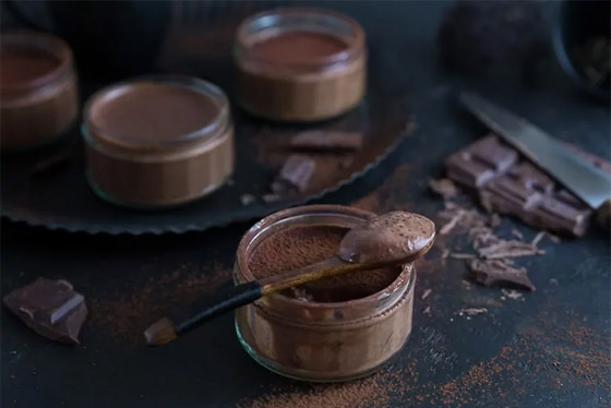  صورة رقم 6 - إليكم طريقة تحضير حلى الشوكولاتة الداكنة الباردة للرجيم