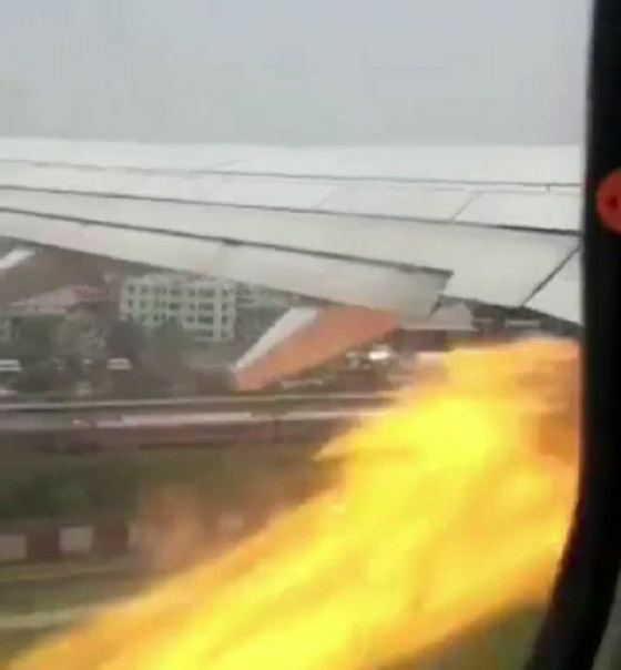  صورة رقم 2 - هبوط طائرة بعد اندلاع حريق في محركها.. لحظات مرعبة عاشها الركاب!