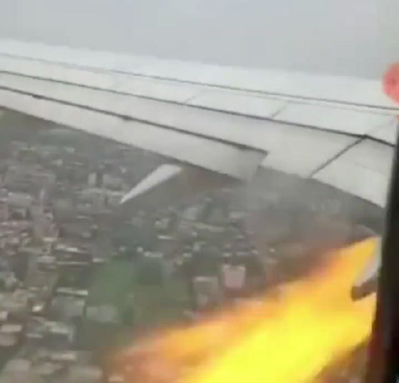  صورة رقم 3 - هبوط طائرة بعد اندلاع حريق في محركها.. لحظات مرعبة عاشها الركاب!