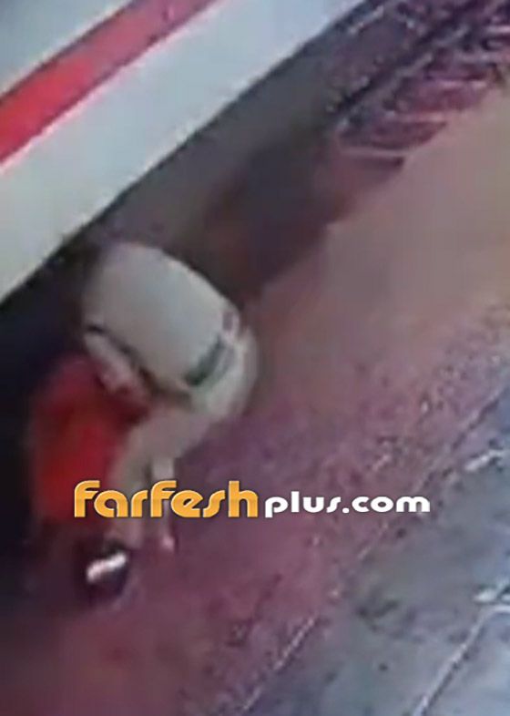  صورة رقم 1 - بالفيديو: شرطي جريء ينقذ سيدة مسنة من موت محتم تحت قطار!