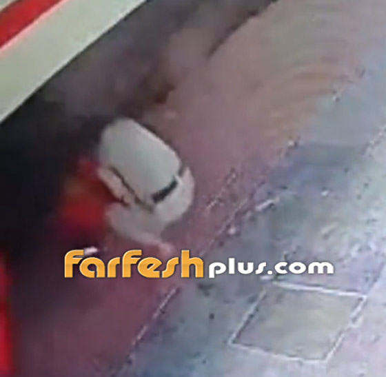  صورة رقم 2 - بالفيديو: شرطي جريء ينقذ سيدة مسنة من موت محتم تحت قطار!
