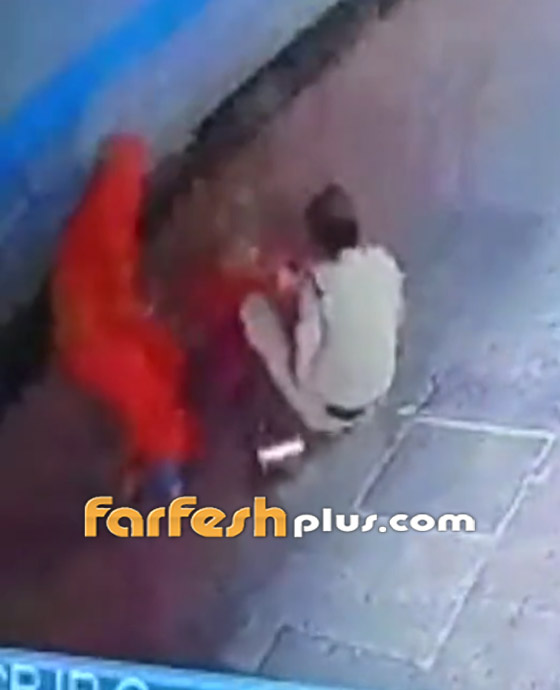  صورة رقم 3 - بالفيديو: شرطي جريء ينقذ سيدة مسنة من موت محتم تحت قطار!