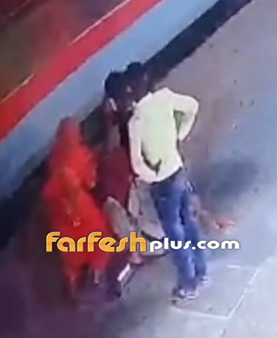  صورة رقم 4 - بالفيديو: شرطي جريء ينقذ سيدة مسنة من موت محتم تحت قطار!