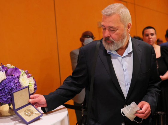  صورة رقم 4 - روسي حاصل على جائزة نوبل باع ميداليته بـ104 مليون دولار لأطفال أوكرانيا
