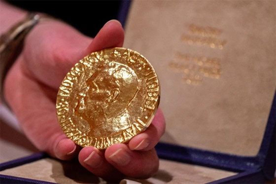  صورة رقم 7 - روسي حاصل على جائزة نوبل باع ميداليته بـ104 مليون دولار لأطفال أوكرانيا
