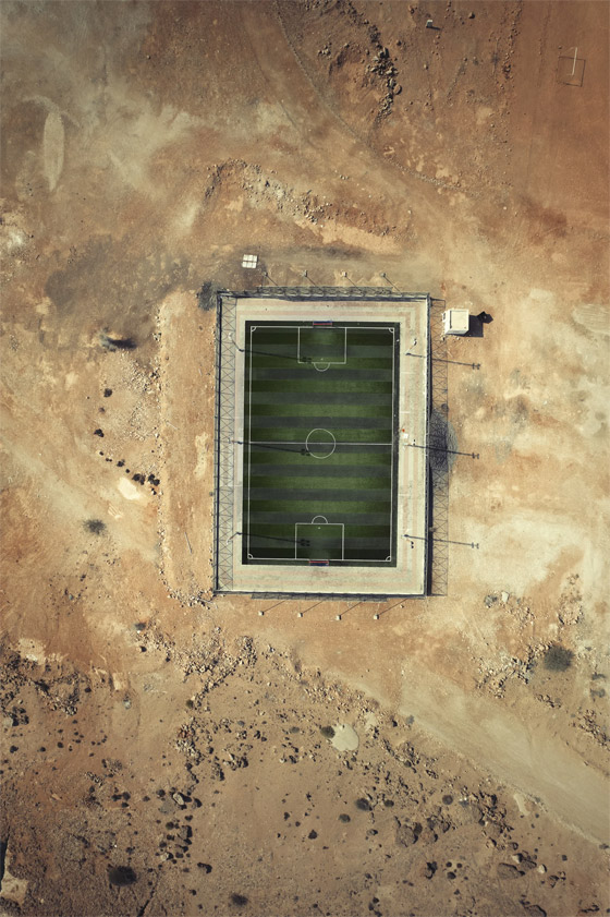  صورة رقم 2 - حقيقة أم فوتوشوب؟.. ملعب كرة قدم مخبأ وسط الطبيعة يثير الحيرة في عُمان