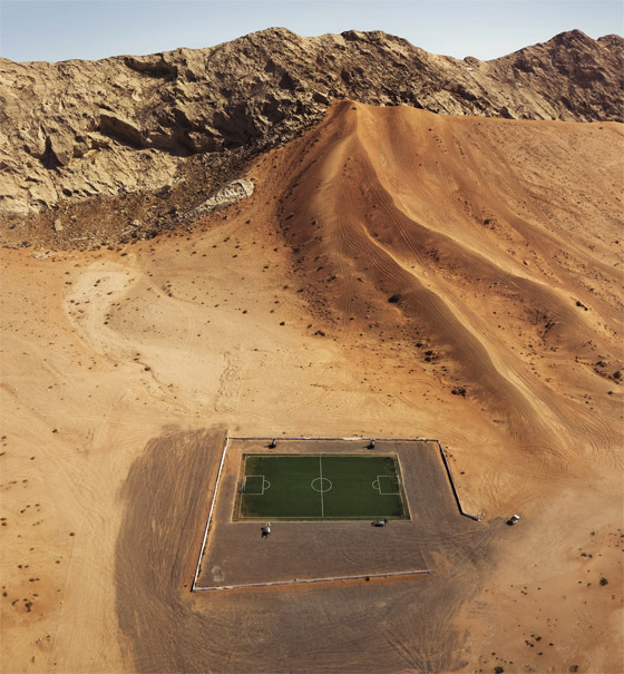  صورة رقم 5 - حقيقة أم فوتوشوب؟.. ملعب كرة قدم مخبأ وسط الطبيعة يثير الحيرة في عُمان