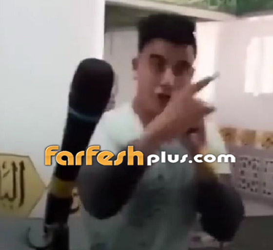  صورة رقم 4 - فيديو صادم: جنون الشهرة يدفع بشاب للغناء والرقص بمسجد في مصر!