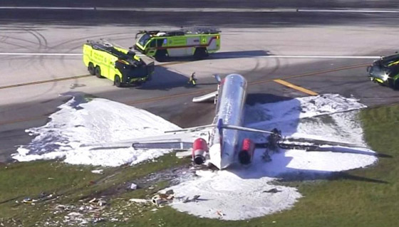  صورة رقم 4 - فيديو وصور: حادثة مروعة لتحطم واشتعال طائرة في مطار ميامي