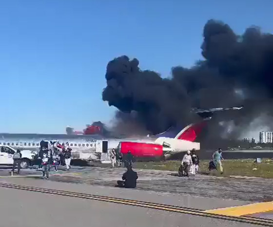  صورة رقم 7 - فيديو وصور: حادثة مروعة لتحطم واشتعال طائرة في مطار ميامي