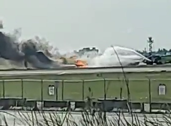  صورة رقم 9 - فيديو وصور: حادثة مروعة لتحطم واشتعال طائرة في مطار ميامي