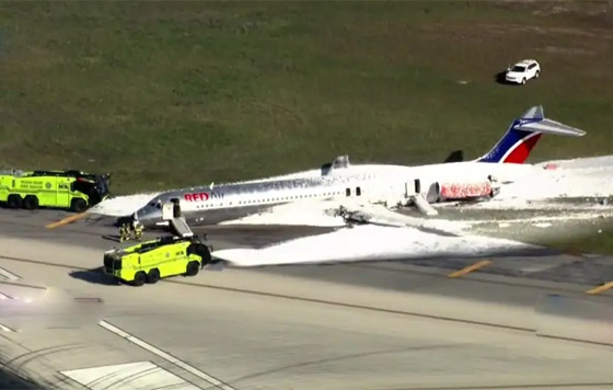  صورة رقم 11 - فيديو وصور: حادثة مروعة لتحطم واشتعال طائرة في مطار ميامي