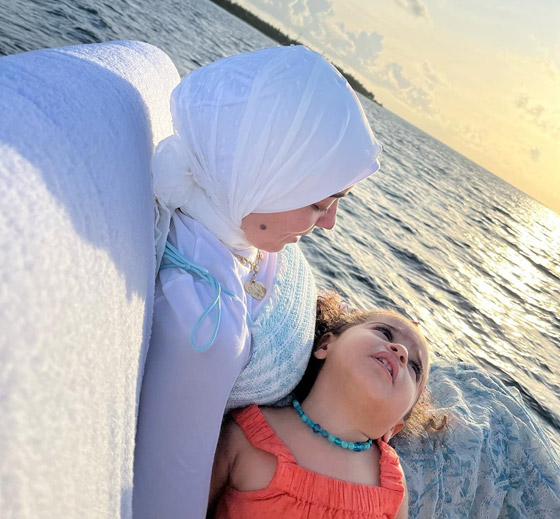  صورة رقم 2 - النجم محمد صلاح ينشر أحدث صور لزوجته وابنتيه في جولة بحرية