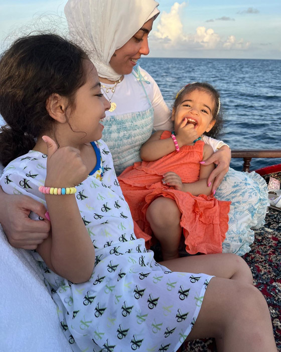  صورة رقم 3 - النجم محمد صلاح ينشر أحدث صور لزوجته وابنتيه في جولة بحرية