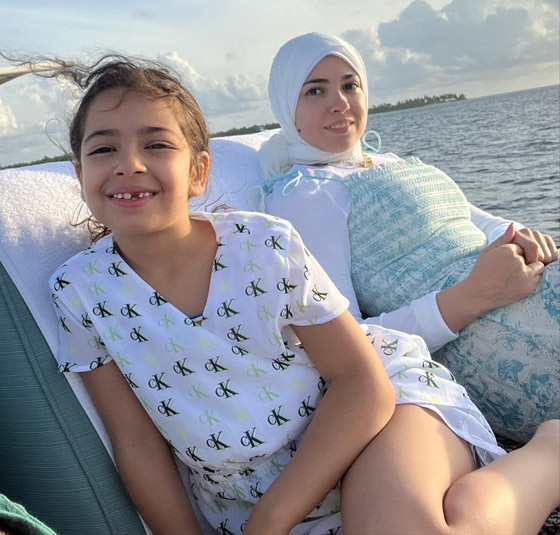  صورة رقم 4 - النجم محمد صلاح ينشر أحدث صور لزوجته وابنتيه في جولة بحرية