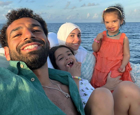  صورة رقم 1 - النجم محمد صلاح ينشر أحدث صور لزوجته وابنتيه في جولة بحرية