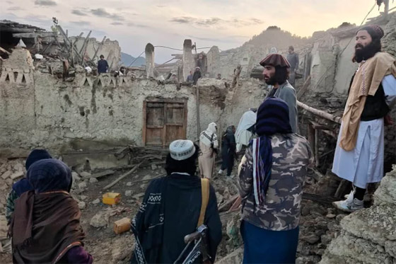  صورة رقم 17 - زلزال أفغانستان يحصد مزيدا من الضحايا.. 1500 قتيل ومئات الجرحى!