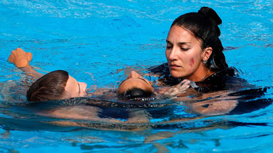  صورة رقم 5 - بالصور: أروع عملية إنقاذ لسباحة فقدت الوعي تحت الماء!