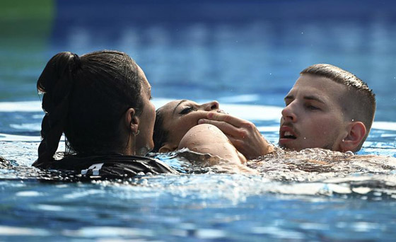  صورة رقم 6 - بالصور: أروع عملية إنقاذ لسباحة فقدت الوعي تحت الماء!