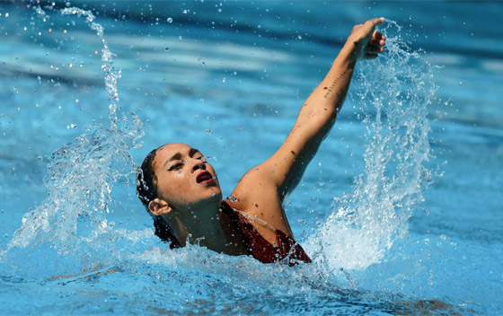  صورة رقم 18 - بالصور: أروع عملية إنقاذ لسباحة فقدت الوعي تحت الماء!