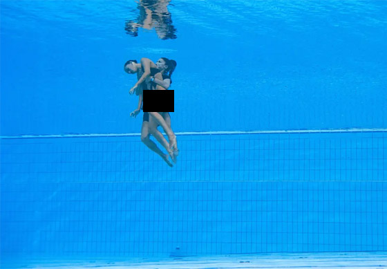  صورة رقم 8 - بالصور: أروع عملية إنقاذ لسباحة فقدت الوعي تحت الماء!
